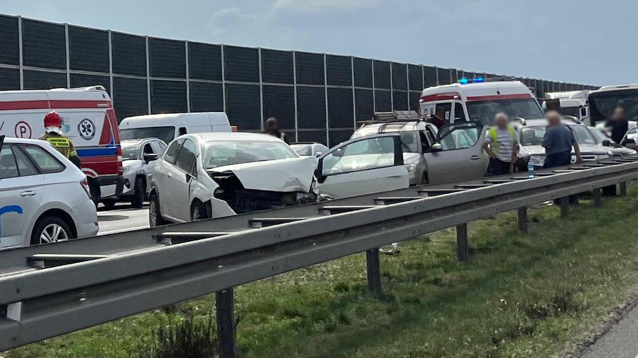 Zderzenie sześciu aut na A4. Jedna osoba ranna