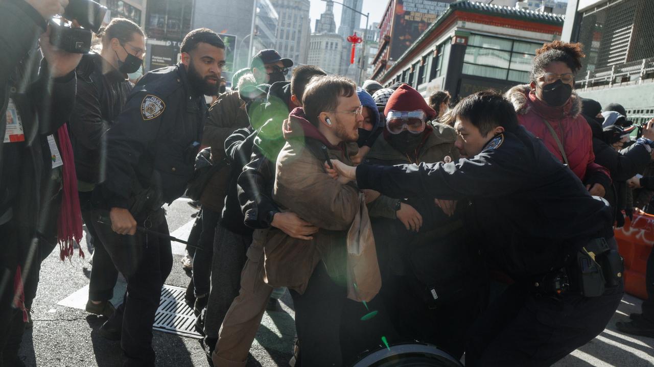 Zablokowali nalot służb. "Konfrontacja przerodziła się w chaos"