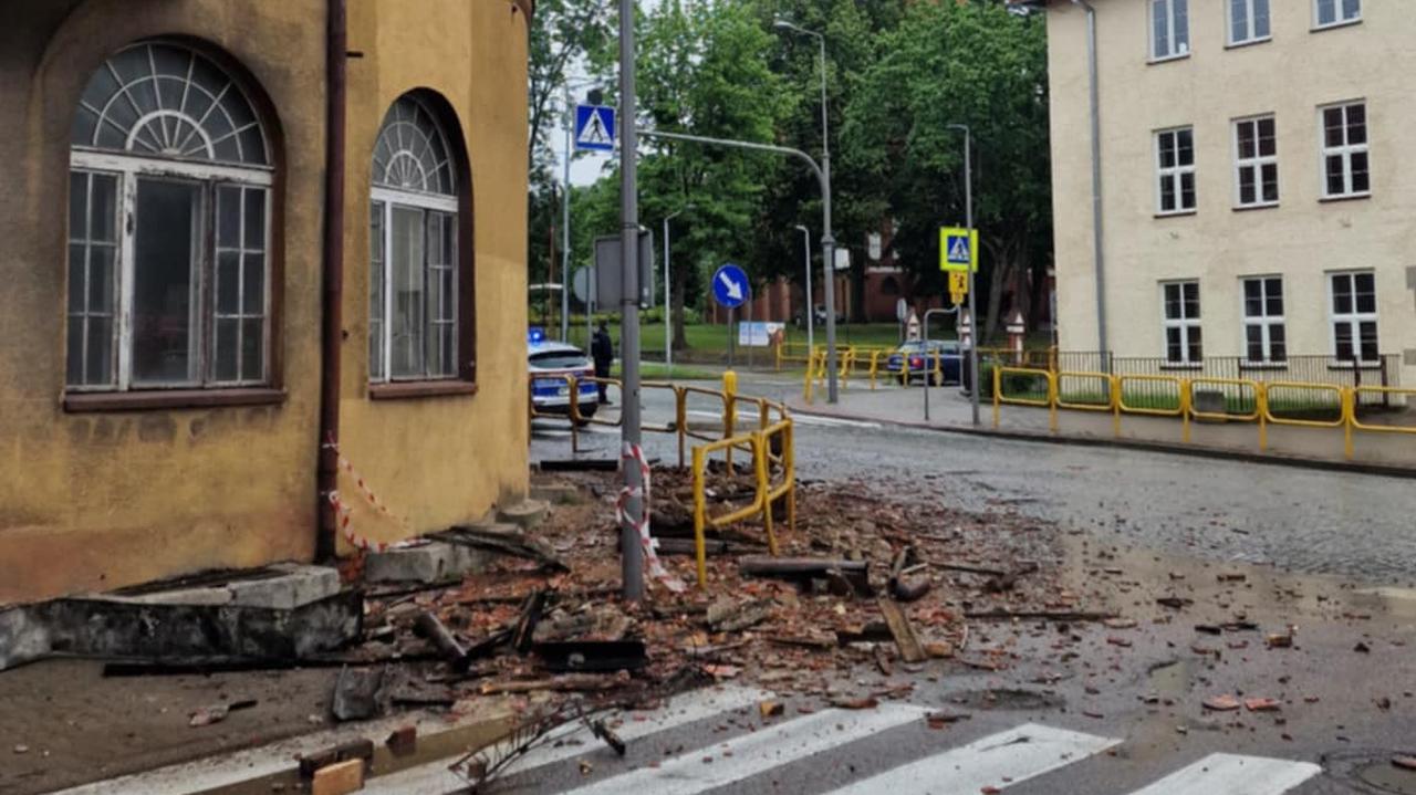 Elementy dachu spadły na chodnik