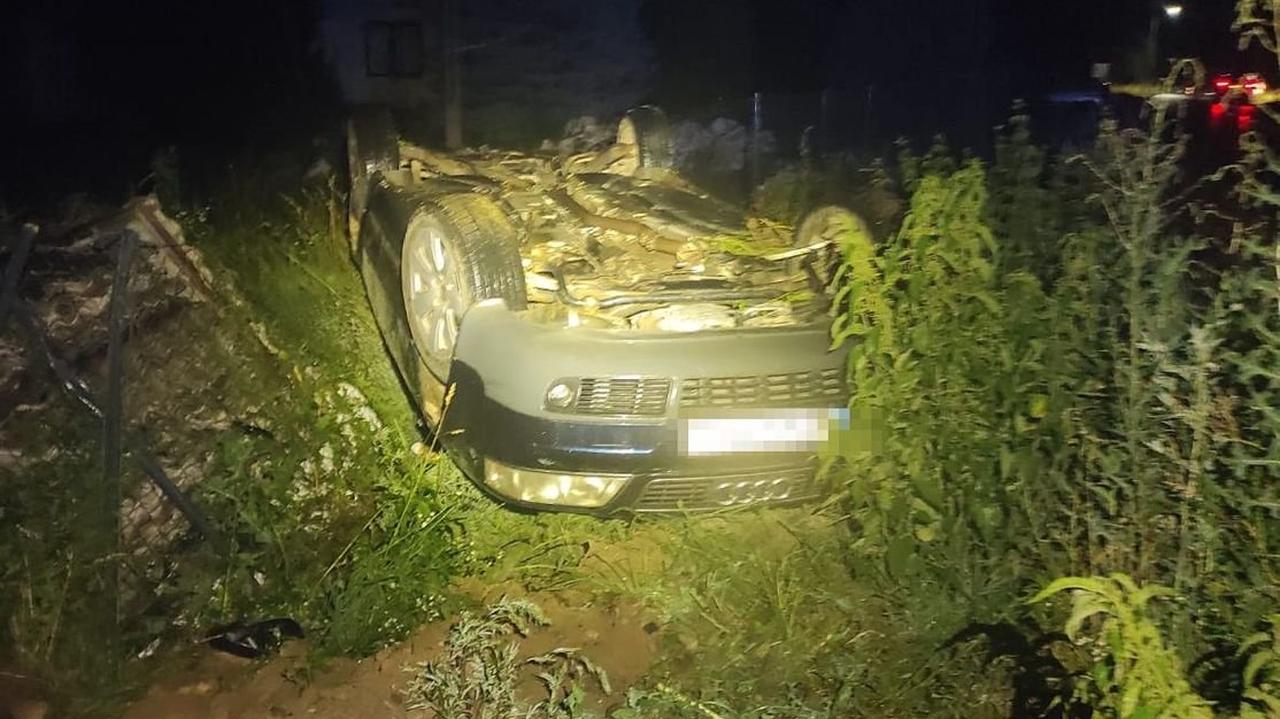 Trzeszkowice. Pijana wiozła dwójkę dzieci. Dachowała i uciekła TVN24