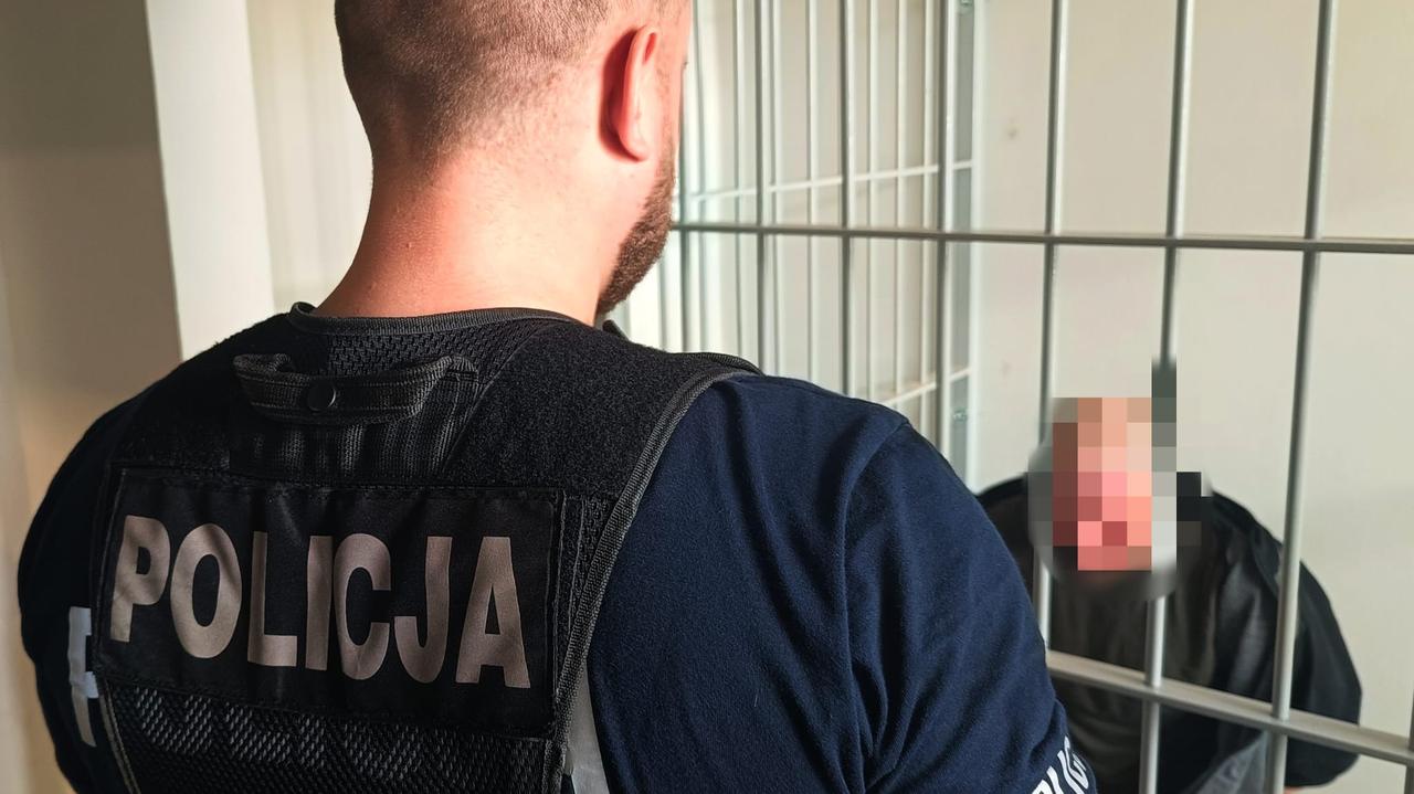 Obrzucił komendę kamieniami. Policjanci obezwładnili napastnika