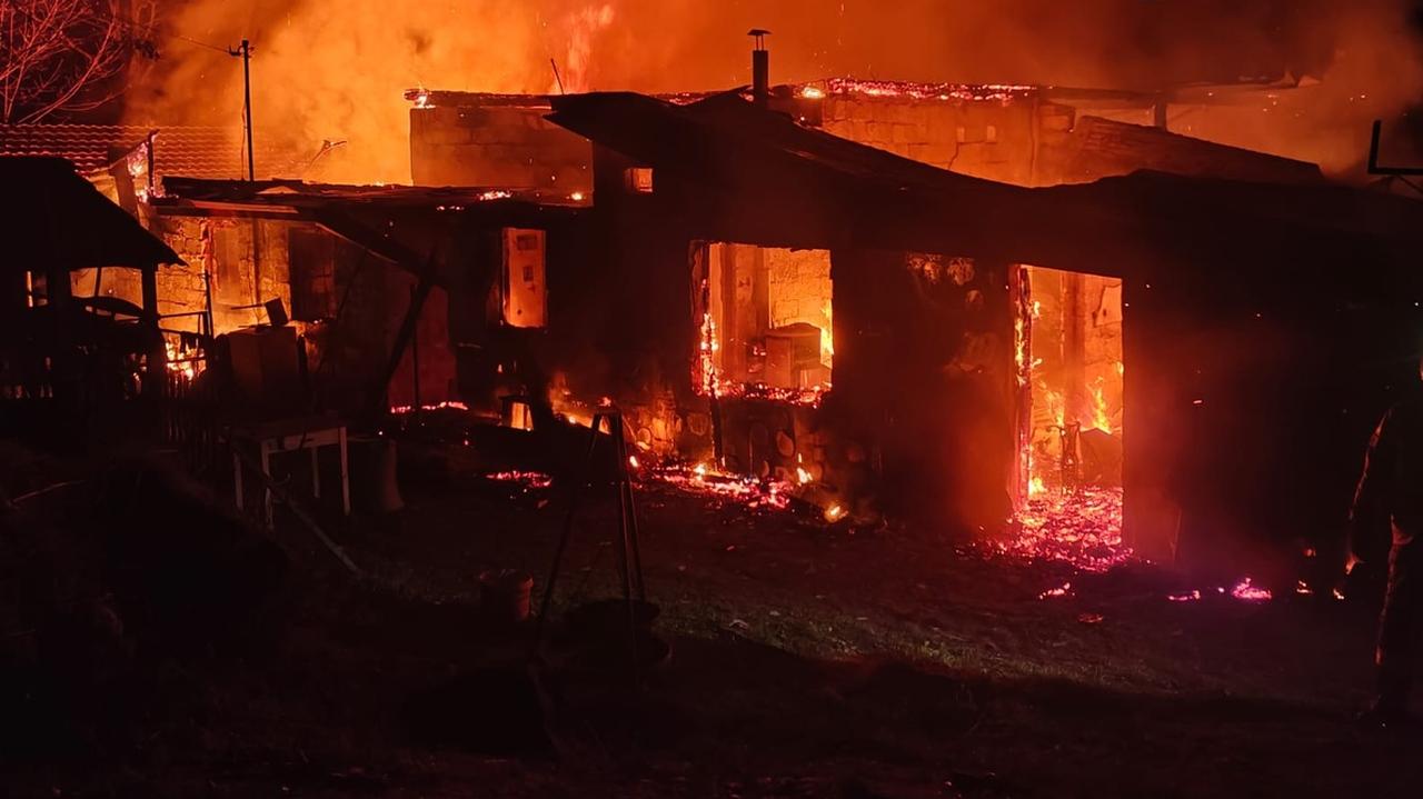 Trzej mężczyźni opuścili płonący dom, kobieta zginęła. Jest śledztwo