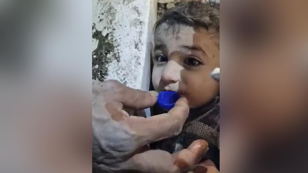 Trzęsienie ziemi w Turcji i Syrii. Wzruszający film. Uratowany chłopiec pije wodę z korka od butelki  
