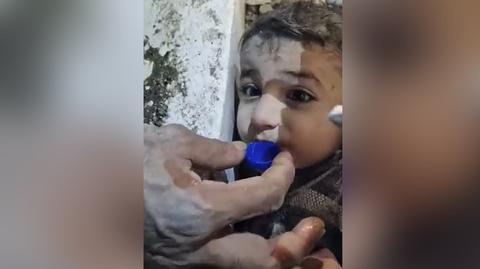 Turcja. Wzruszający film, na którym uratowany spod gruzów chłopiec pije wodę z korka, obiega świat
