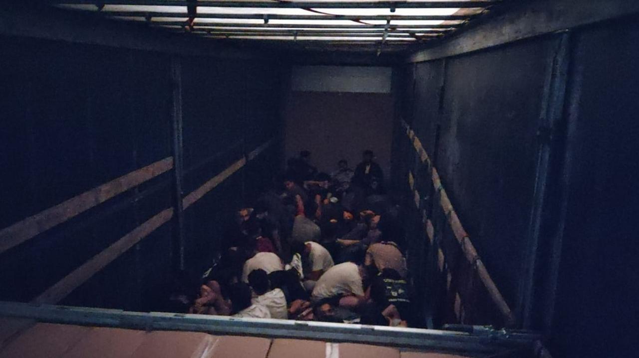 54 migrantów ukrytych w naczepie ciężarówki zatrzymanej w Budzisku