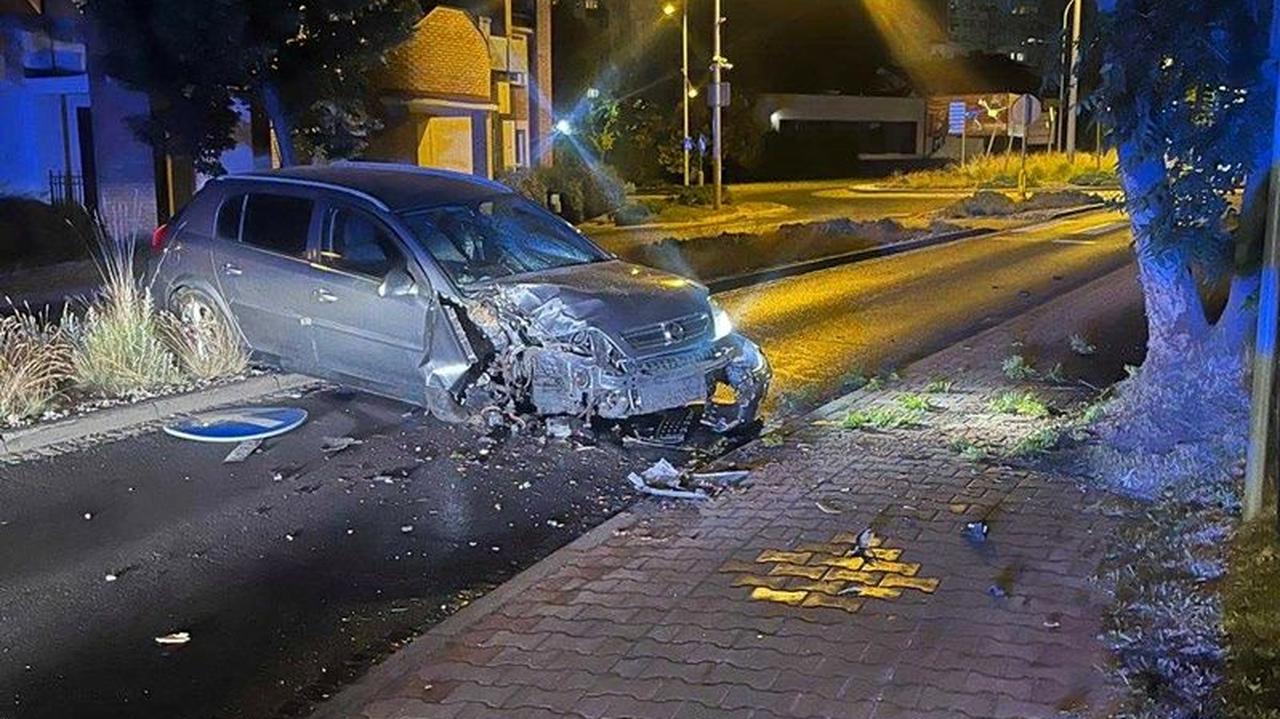 Pijany kierowca uderzył w drzewo w centrum miasta