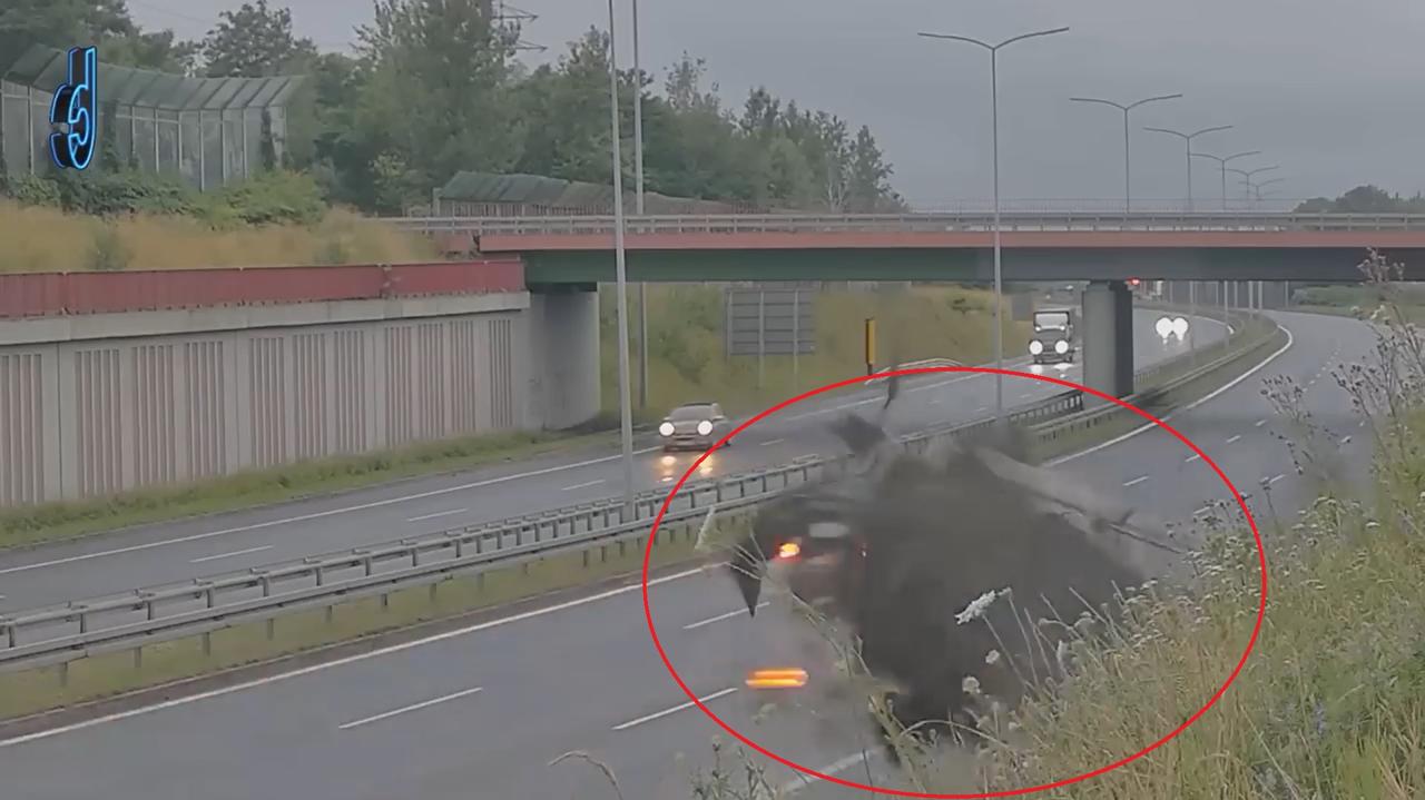 Wpadła w poślizg, uderzyła w skarpę i dachowała. Nagranie