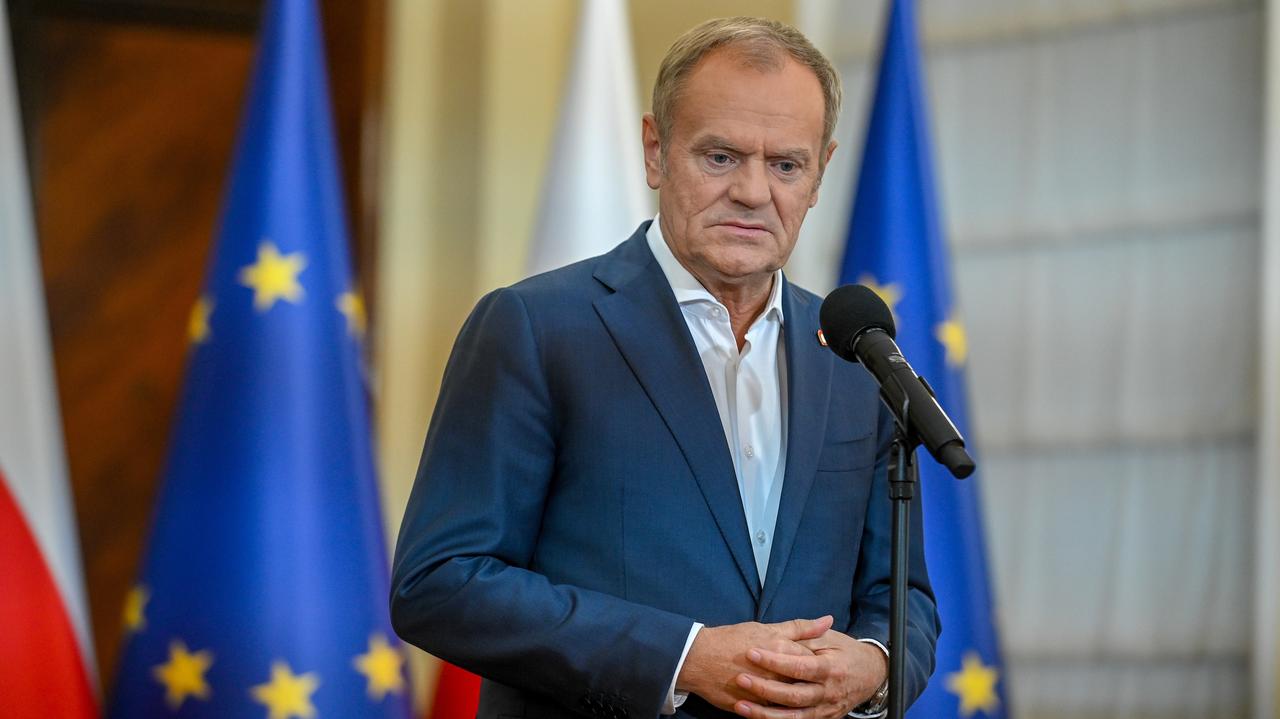 Tusk: Nobody will halt  Putin with telephone  calls. Scholz explains himself