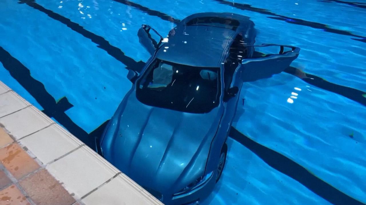 Wjechała autem do krytego basenu. W pojeździe było dziecko