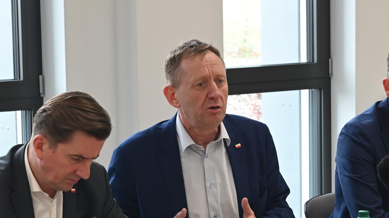 Afera wokół działki pod CPK. Robert Telus o "rozdawaniu gadżetów"