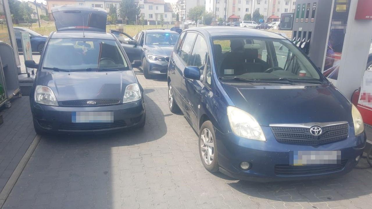 Przyjechała pijana na stację paliw. Uderzyła w auto i regały