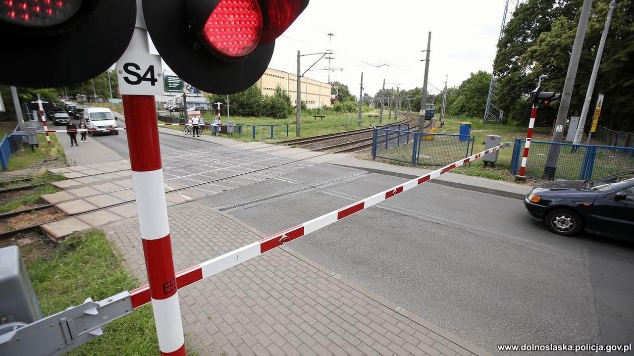 Było czerwone i zamykały się rogatki, wjechał na przejazd