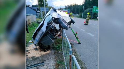 Kraśnik. Wjechał w kapliczkę, później zwisł autem na barierkach