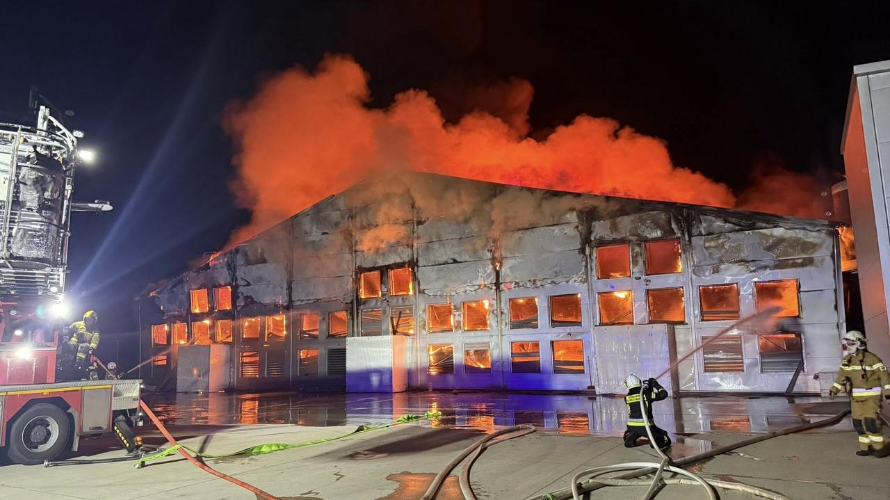 Potężny pożar kurników. W środku 40 tysięcy sztuk drobiu