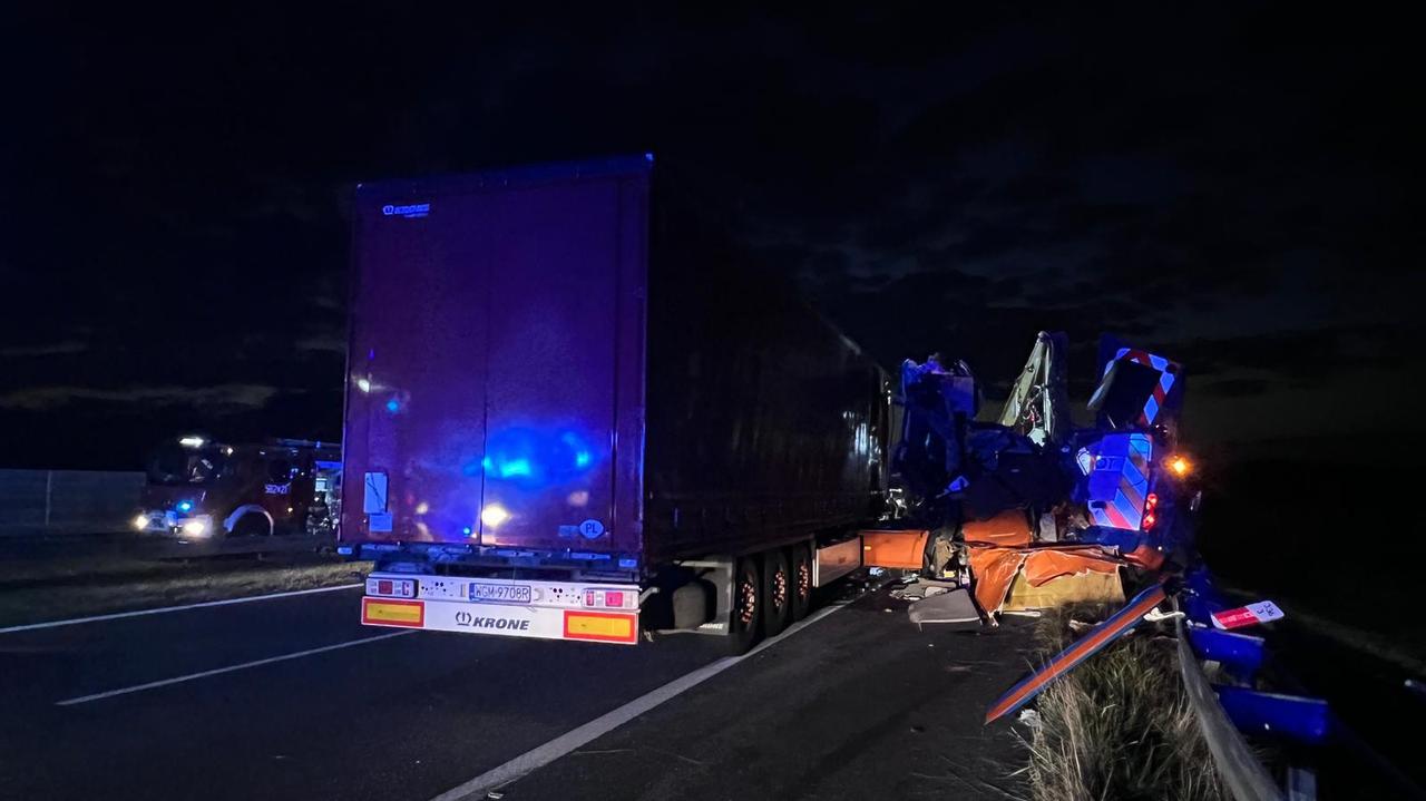 Śmiertelny wypadek na A2. Zderzyły się dwie ciężarówki i auto pilota