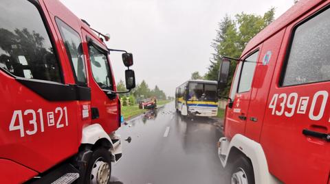 Zderzenie autobusu szkolnego z samochodem osobowym. Pięcioro dzieci uskarża się na bóle