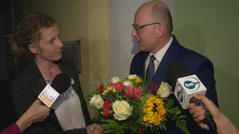 Wiceminister wręczył kwiaty aktywistce z Greenpeace