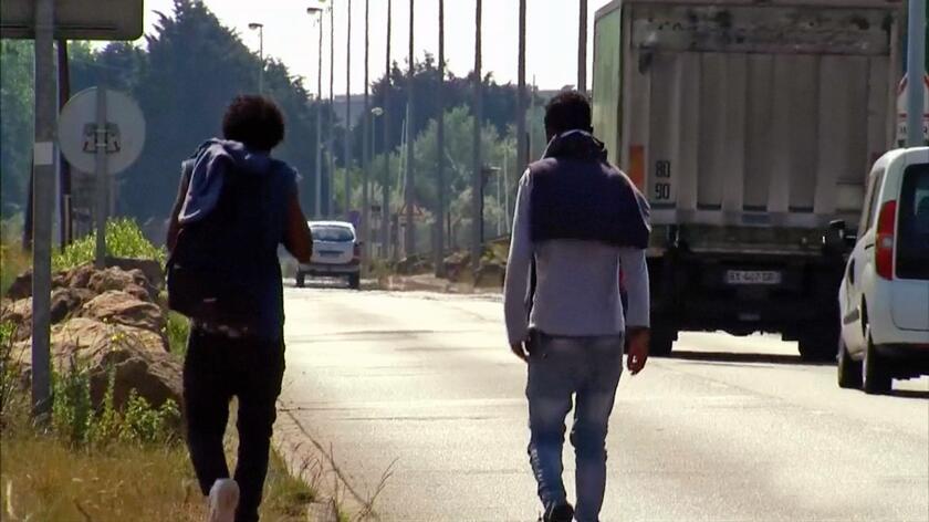 Migranci ustawili blokadę na autostradzie w Calais