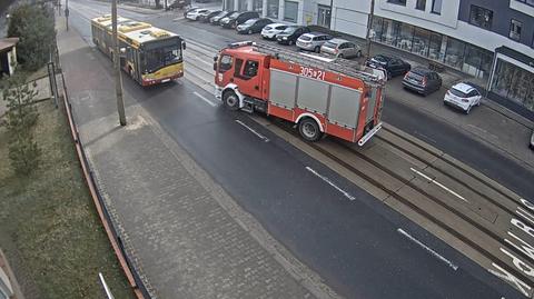 Zderzenie wozu strażackiego z autobusem w Łodzi