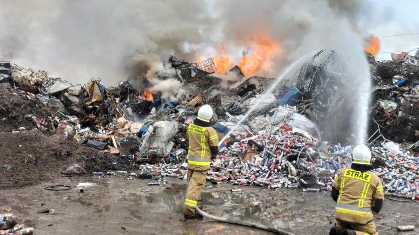 Pożar i wystrzały na składowisku odpadów w Przysiece Polskiej pod Poznaniem