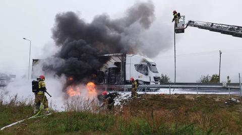 Ciężarówka z oponami zapaliła się na S10. Sześć zastępów w akcji