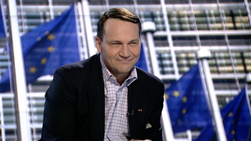 Sikorski: Szydło wyprowadzała unijną flagę z kancelarii premiera, a teraz na unijny rząd się szykuje