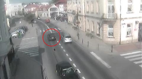 Brawurową jazdę 23-latka w Ropczycach (woj. podkarpackie) zarejestrowały kamery miejskiego monitoringu