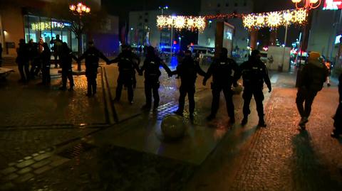Policja zablokowała przejście tłumu w centrum Wrocławia