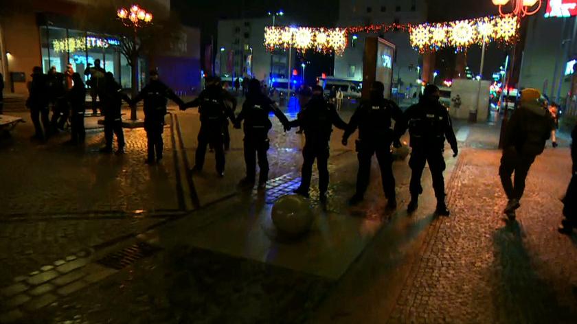Policja zablokowała przejście tłumu w centrum Wrocławia