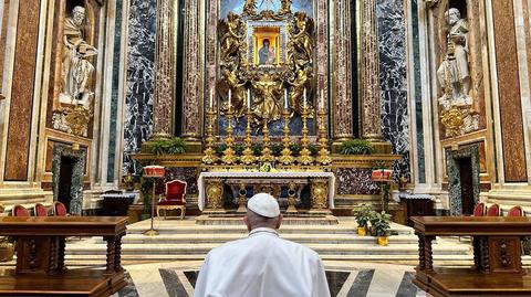 Po wyjściu ze szpitala papież udał się na modlitwę do Bazyliki Matki Bożej Większej