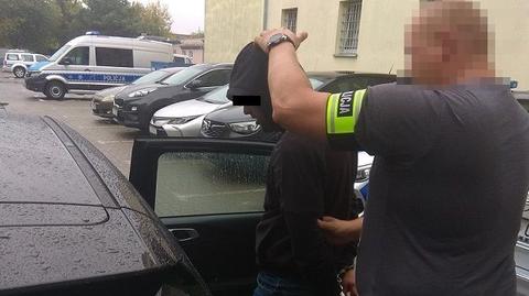 Wysokie. Policja zatrzymała na krajowej dwójce 25-latka, króry miał obebrać od seniorów niemal 160 tysięcy złotych (materiał z 13.09.2022)