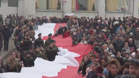 100-metrowa flaga niesiona we wspólnym pochodzie przez mieszkańców podlaskich Sejn