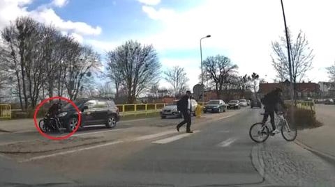 Jeden rowerzysta przejechał, drugi wjechał pod samochód. Policja pokazuje nagranie