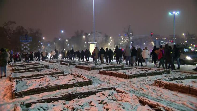 Protest w Warszawie. Manifestanci gromadzą się na placu na Rozdrożu