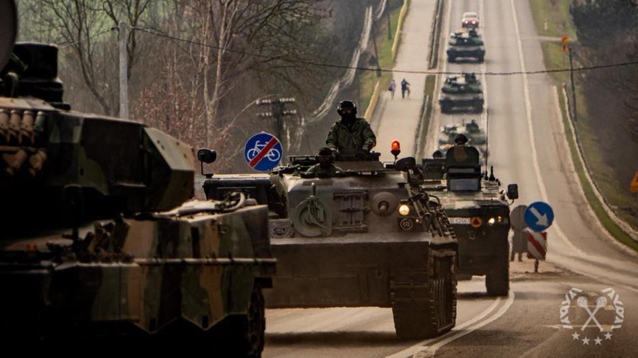 Kolumny wojskowe na drogach w trzech województwach