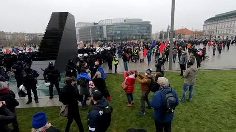 Policja otoczyła kordonem pomnik smoleński w czasie protestu Strajku Kobiet