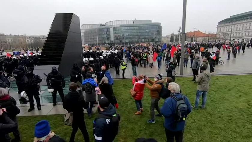 Policja otoczyła kordonem pomnik smoleński w czasie protestu Strajku Kobiet