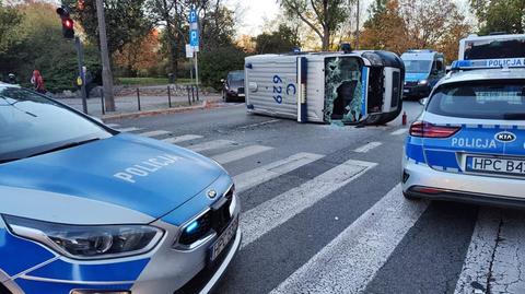 Wypadek z udziałem radiowozu, dwoje policjantów w szpitalu (materiał z 20.10.2022)