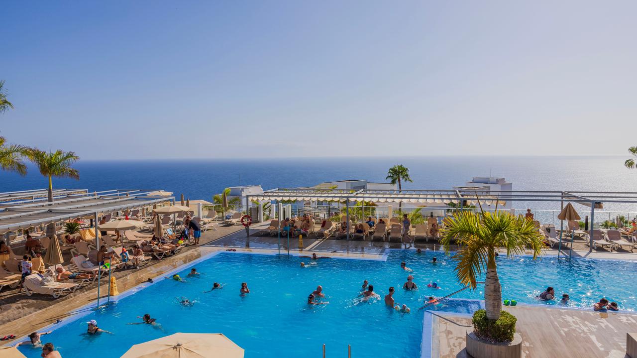 España.  Luchando por las tumbonas en las piscinas de los hoteles