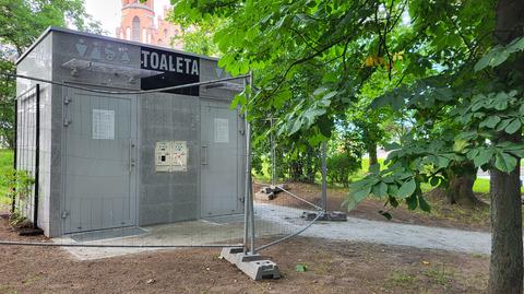 Białystok. W parku stanęła nowa toaleta. Wykonawcy twierdzą, że ta spełnia już wszelkie normy techniczne 