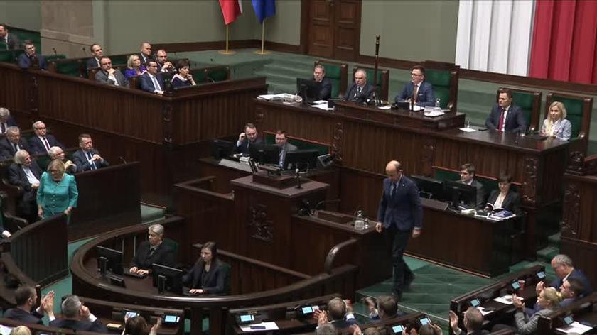 Poseł PiS Dariusz Matecki wstał ze swojego miejsca i pokazał na tablecie zdjęcie Donalda Tuska z Władimirem Putinem