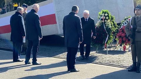 Prezes PiS pojawił się na Powązkach mimo zakazu odwiedzin grobów