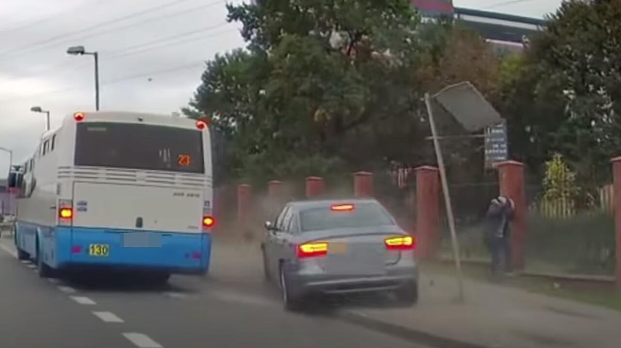 Chciał wyprzedzić autobus, skończył jazdę na chodniku. 