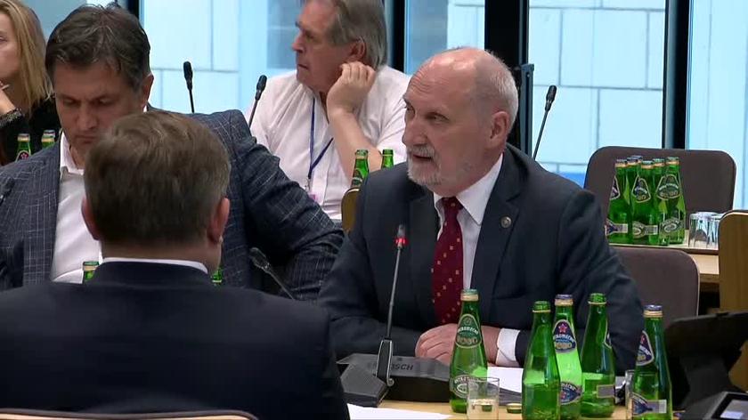 Macierewicz: ten film jest załącznikiem do raportu