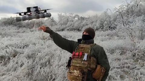Rosyjski żołnierz z dronem w pobliżu FPV w pobliżu Bachmutu 
