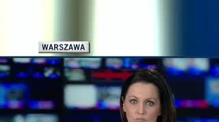 Jedna z uczestniczek przykleiła się dłonią do bramy