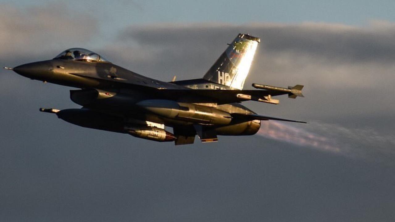 Estados Unidos de América.  Un avión de combate F-16 se estrelló en Nuevo México y el piloto sobrevivió