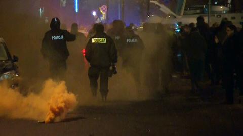Rzecznik stołecznej policji: świeca dymna rzucona przez jedną z osób protestujących