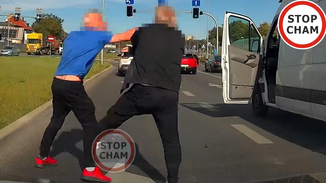 Bójka kierowców na środku drogi. Policja szuka uczestników. Nagranie