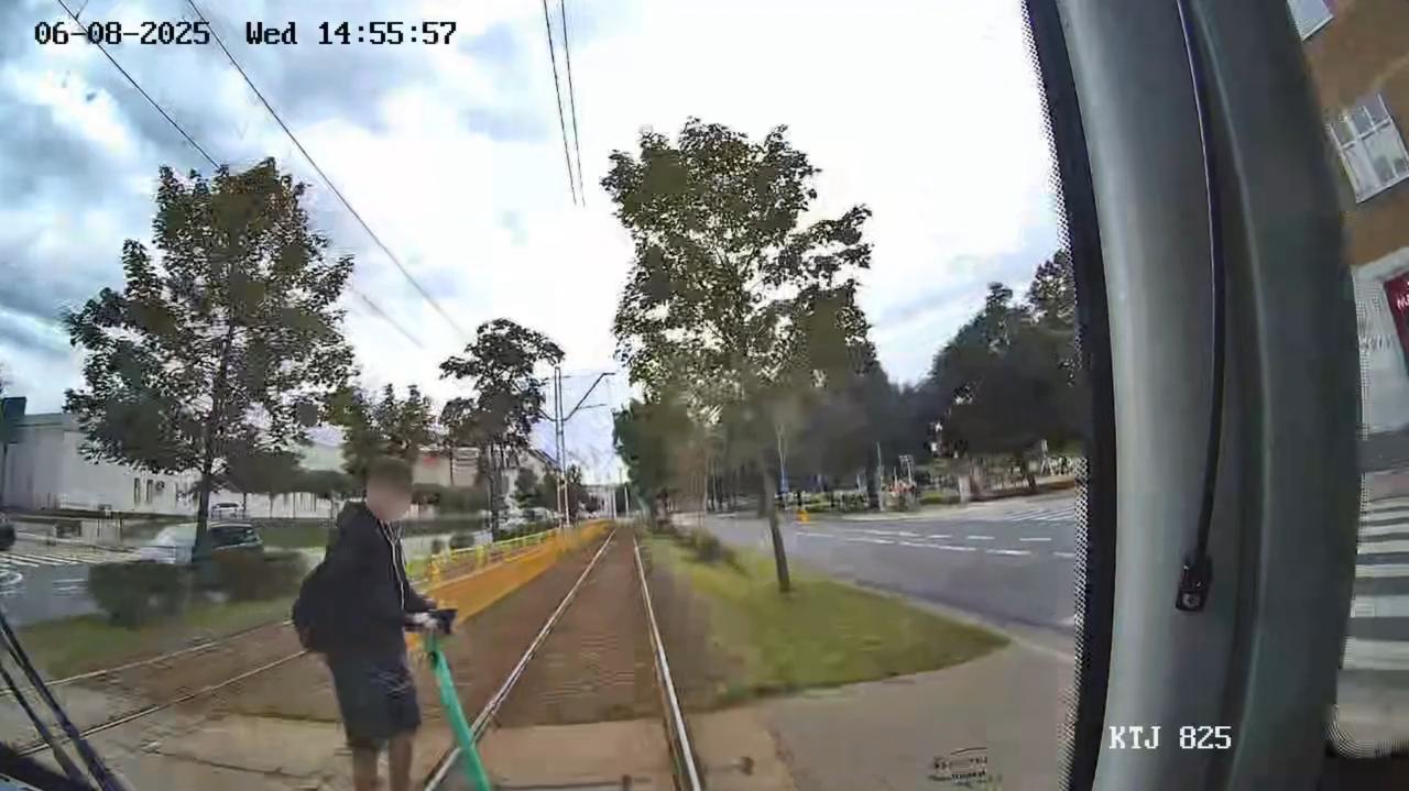 Ze słuchawkami na uszach wjechał wprost przed tramwaj. Nagranie
